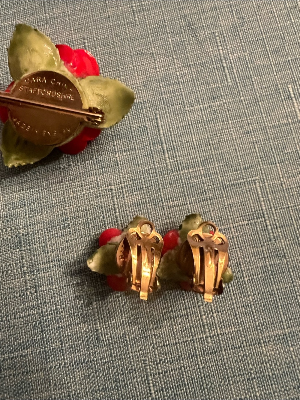 Cara China Staffordshire red roses clip on earrings and brooch pin - Picture 5 of 5